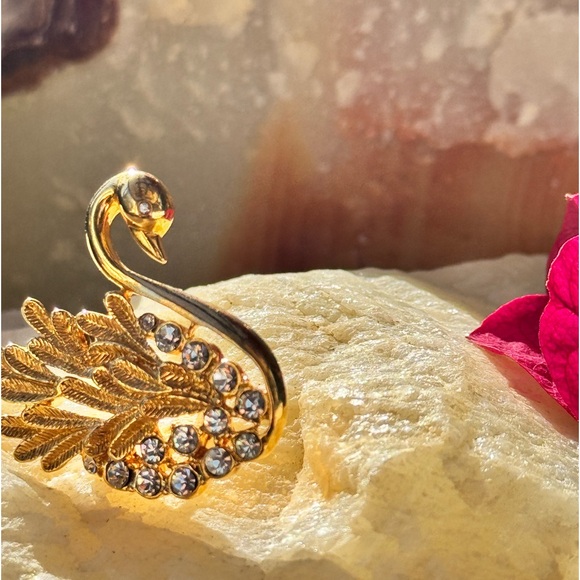 A Sparkly Gold Toned Swan with Beautiful Feathers Brooch - Picture 2 of 10